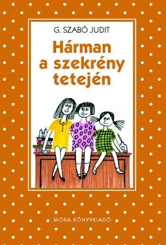 Hárman a szekrény tetején