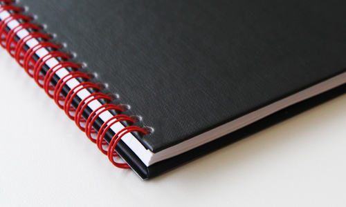 Zápisník Oxford A4 Black n´ Red Notebook linajkový 70 listov