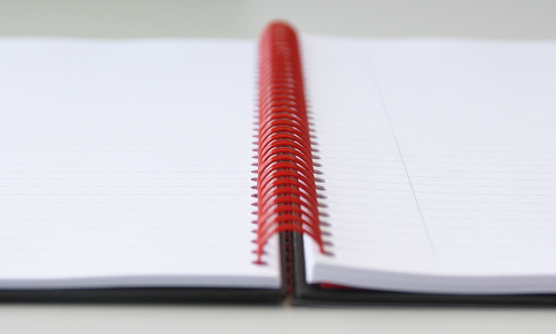 Zápisník Oxford A4 Black n´ Red Notebook linajkový 70 listov