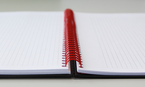 Zápisník Oxford A4 Black n´ Red Notebook štvorček 70 listov