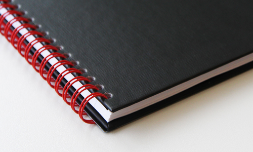Zápisník Oxford A4 Black n´ Red Notebook štvorček 70 listov