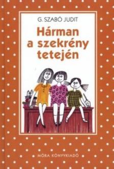 Hárman a szekrény tetején