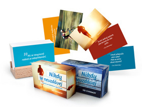 Kniha Nikdy se nevzdávej S dřevěným stojánkem