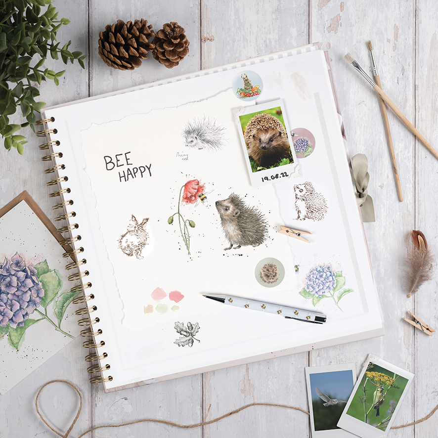 Scrapbook album s hrebeňovou väzbou 