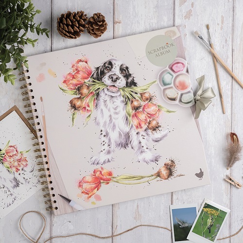 Scrapbook album s hrebeňovou väzbou "Blooming with Love" Wrendale Designs – psík s kyticou
