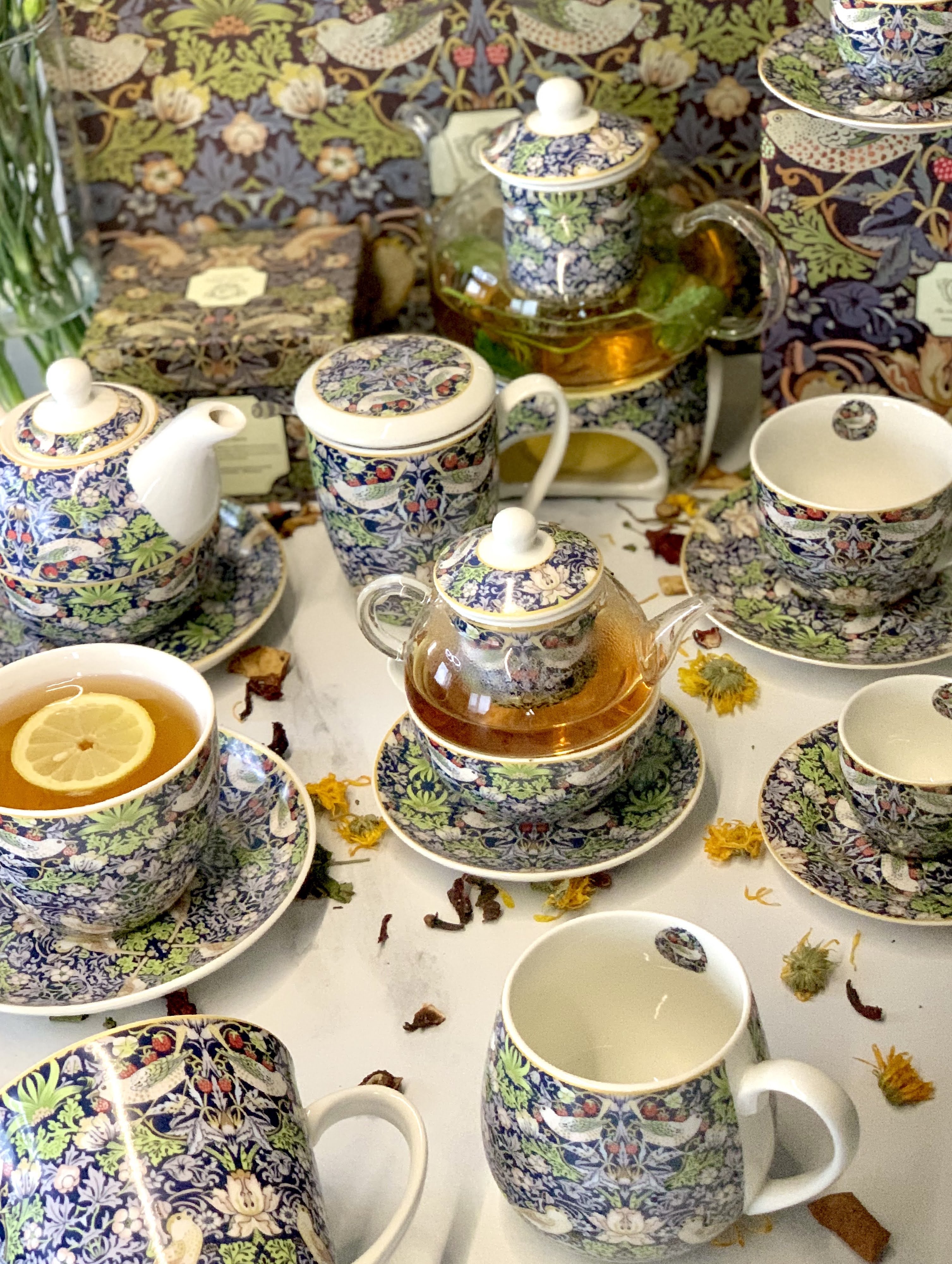 Porcelánový sudový hrnček William Morris - Strawberry Thief Blue 430 ml