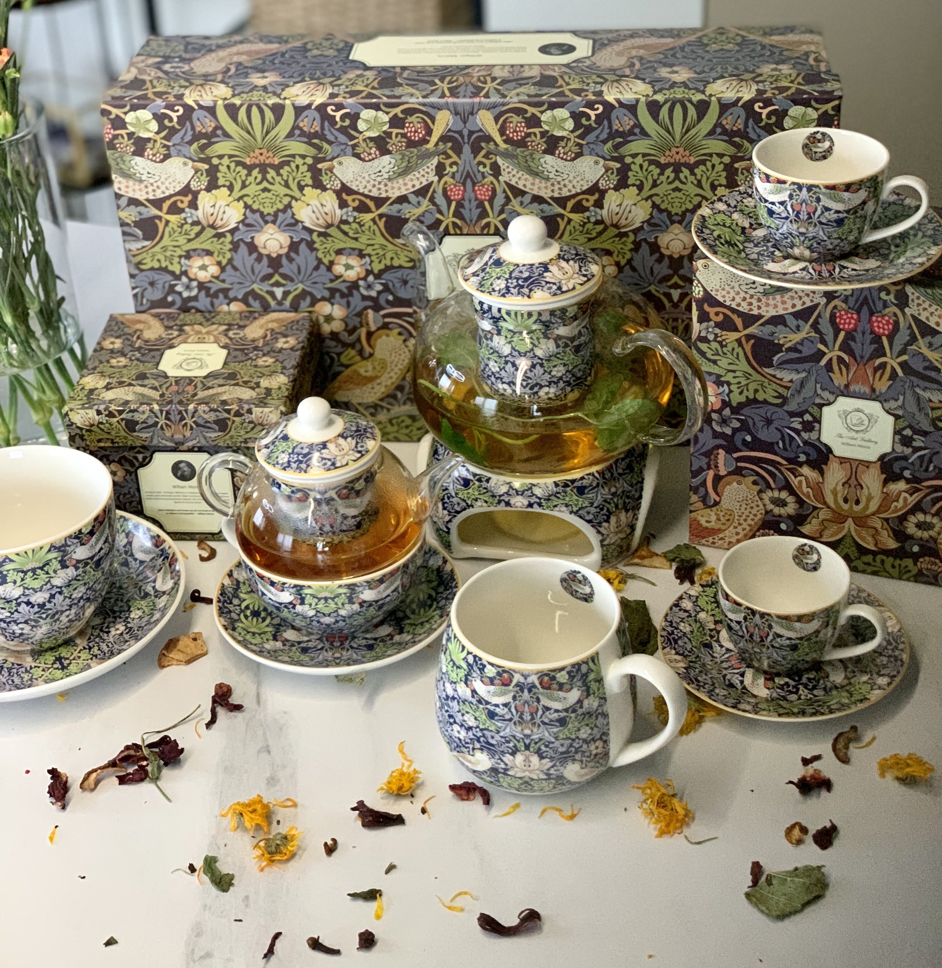 Porcelánový sudový hrnček William Morris - Strawberry Thief Blue 430 ml