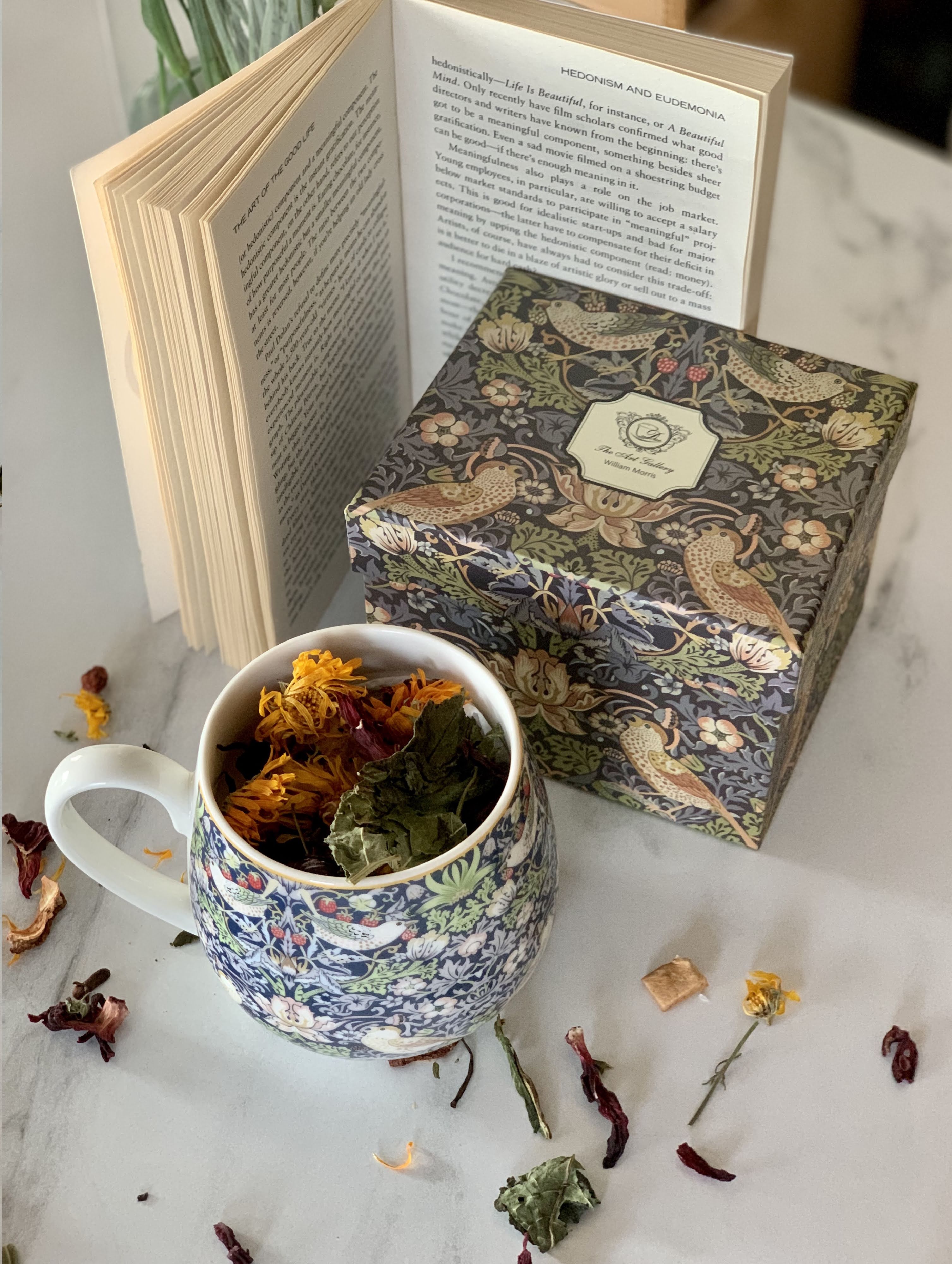 Porcelánový sudový hrnček William Morris - Strawberry Thief Blue 430 ml