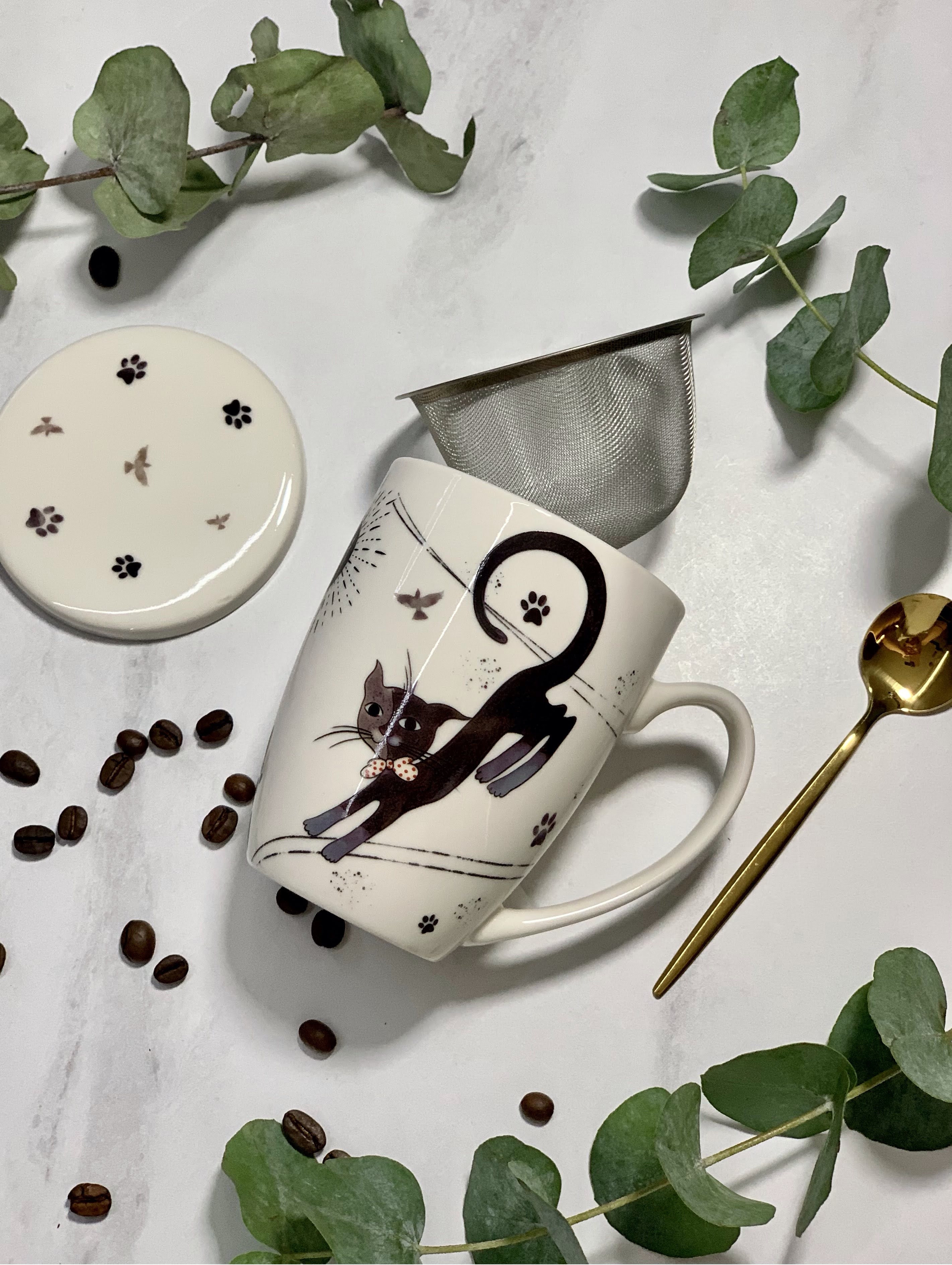 Porcelánový hrnček so sitkom a krytom Charming Cats - Roztomilé mačky 380 ml