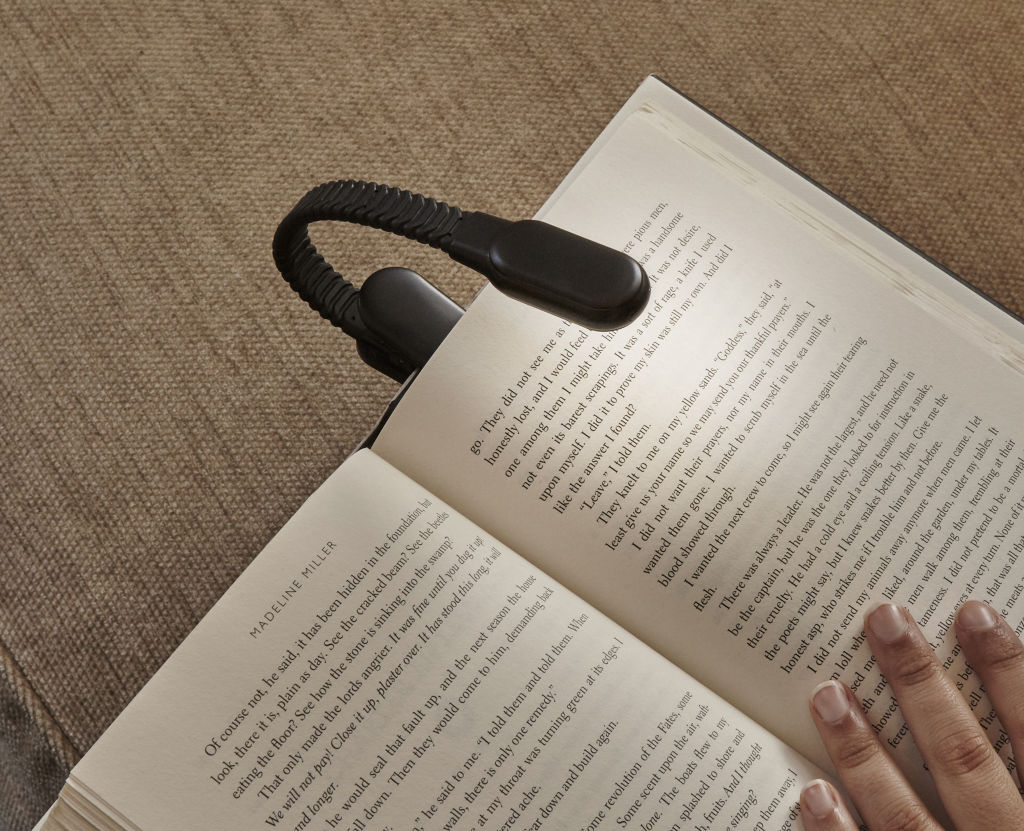 Kikkerland Nabíjateľná lampa na čítanie s klipom čierna