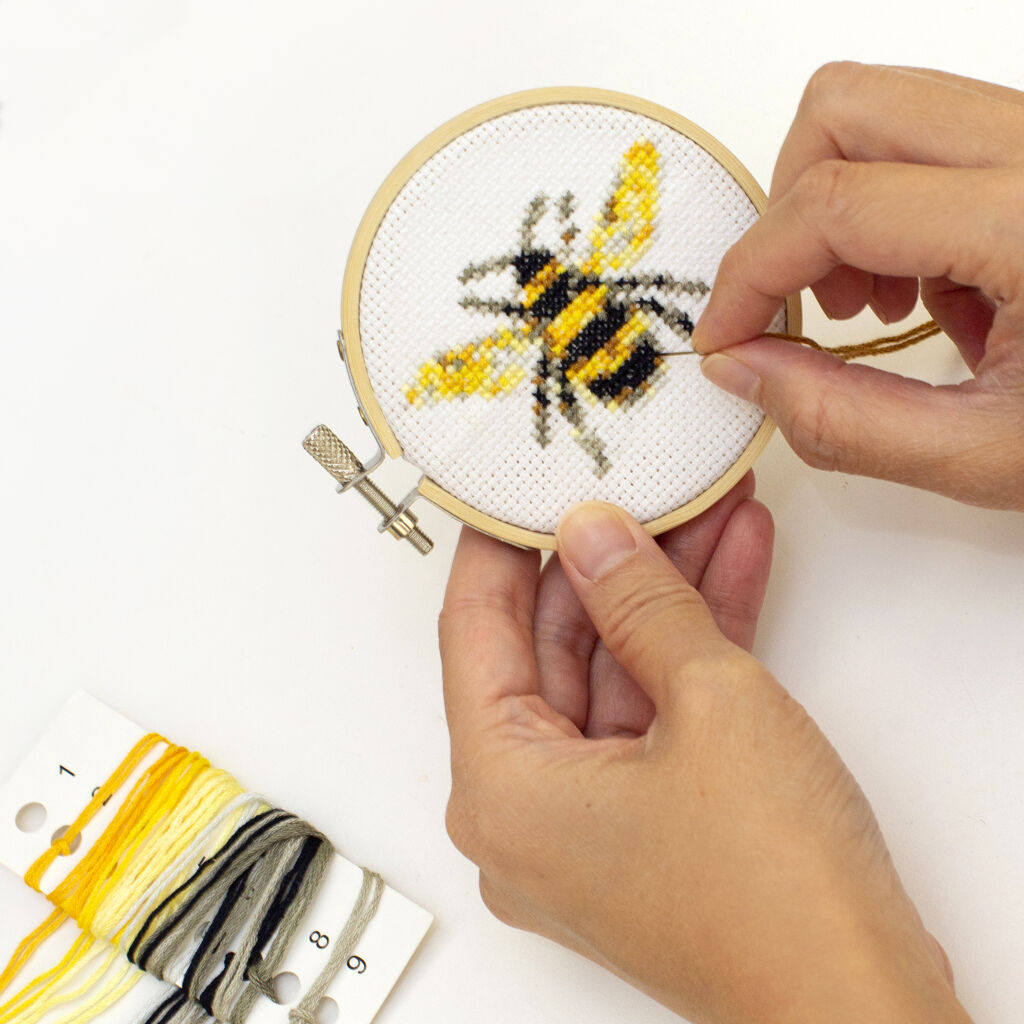 Kikkerland Mini súprava na vyšívanie Včielka