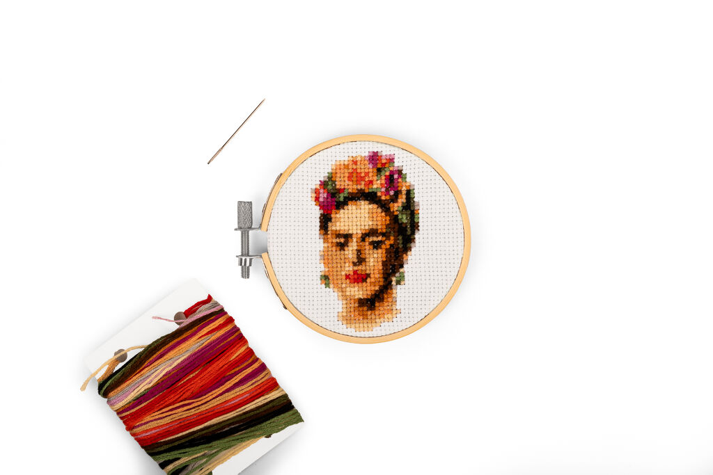 Kikkerland Mini súprava na vyšívanie Frida