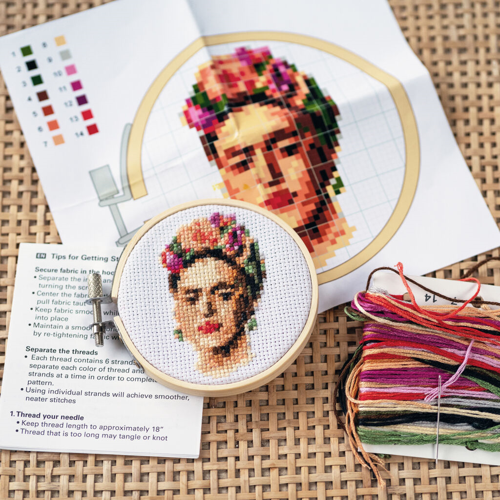 Kikkerland Mini súprava na vyšívanie Frida