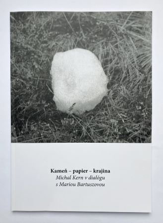 Kameň-papier-krajina. Michal Kern v dialógu s Mariou Bartuszovou