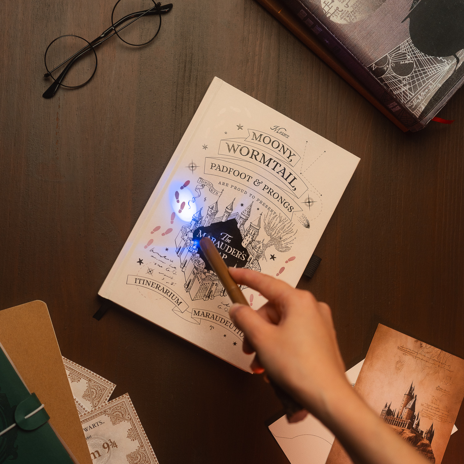 HARRY POTTER PRÉMIOVÝ ZÁPISNÍK A5 S OPTICKY MENIACOU SA ATRAMENTOVOU POTLAČOU – ZÁŠKODNÍCKA MAPA