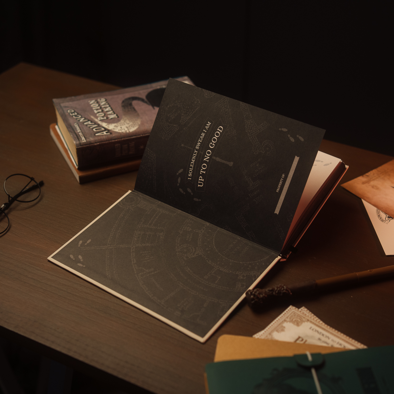 HARRY POTTER PRÉMIOVÝ ZÁPISNÍK A5 S OPTICKY MENIACOU SA ATRAMENTOVOU POTLAČOU – ZÁŠKODNÍCKA MAPA