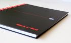 Zápisník Oxford A4 Black n´ Red Notebook linajkový 70 listov