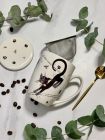 Porcelánový hrnček so sitkom a krytom Charming Cats - Roztomilé mačky 380 ml