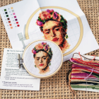 Kikkerland Mini súprava na vyšívanie Frida