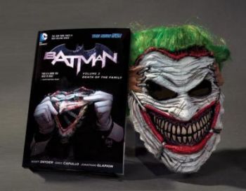 Batman - Death of the Family Mask and Book