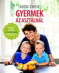 Gyermek az asztalnál