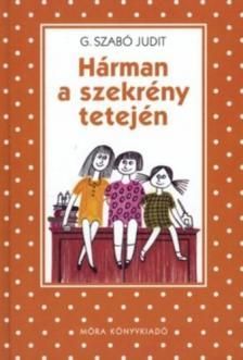 Hárman a szekrény tetején