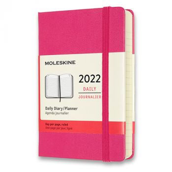 Diár MOLESKINE 2022 denný tvrdý tm.ružový S