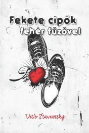 Fekete cipők fehér cipőfűzővel