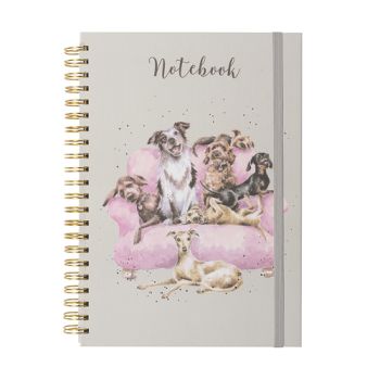 Zápisník s hrebeňovou väzbou A4 "Movie Night" Wrendale Designs – psíkovia na pohovke