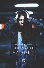 Félig nyitott szemmel.
