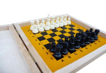 Šachy magnetické cestovné v drevenej škatuľke