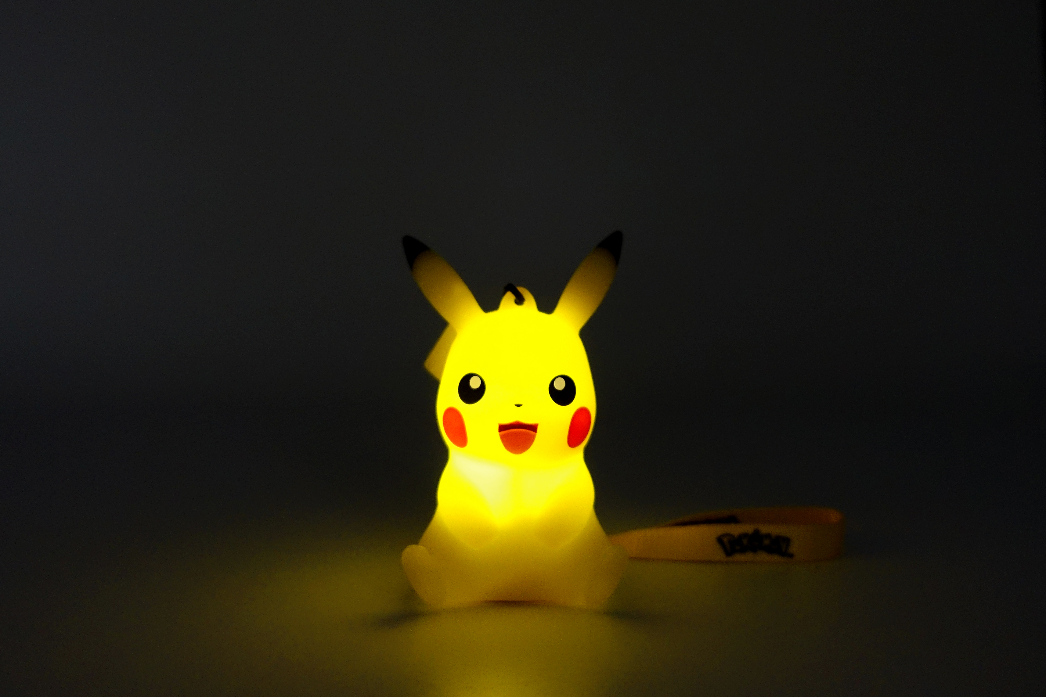 Teknofun Pokémon - Pikachu prívesok svietiaca figúrka 8cm