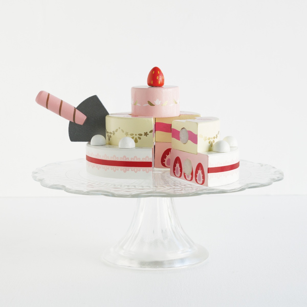 Drevená jahodová svadobná torta