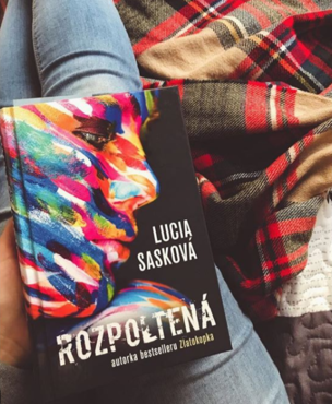 Lucia Sasková: Rozpoltená