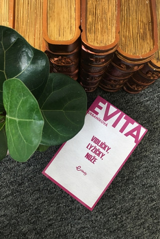Evita Urbaníková: Vidličky, lyžičky, nože