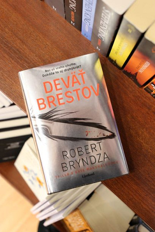Robert Bryndza: Deväť brestov