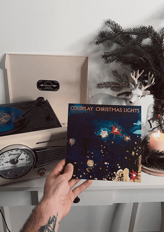 Coldplay vás príjemnou melódiou navnadí na tú správnu vianočnú náladu
