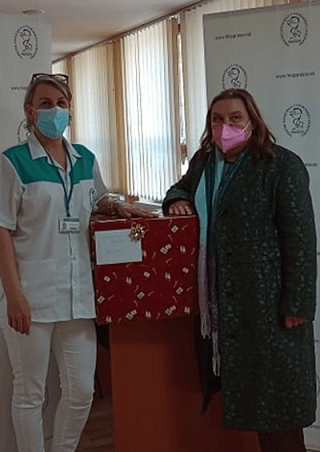 Jana Pronská pri odovzdávaní kníh zdravotníkom 