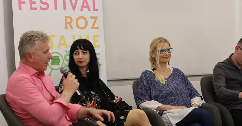 Foto z festivalu Rozč&iacute;tajme Ko&scaron;ice. Zľava: Valent&iacute;n &Scaron;efč&iacute;k, Marka Staviarska a Gabriela Futov&aacute;.
